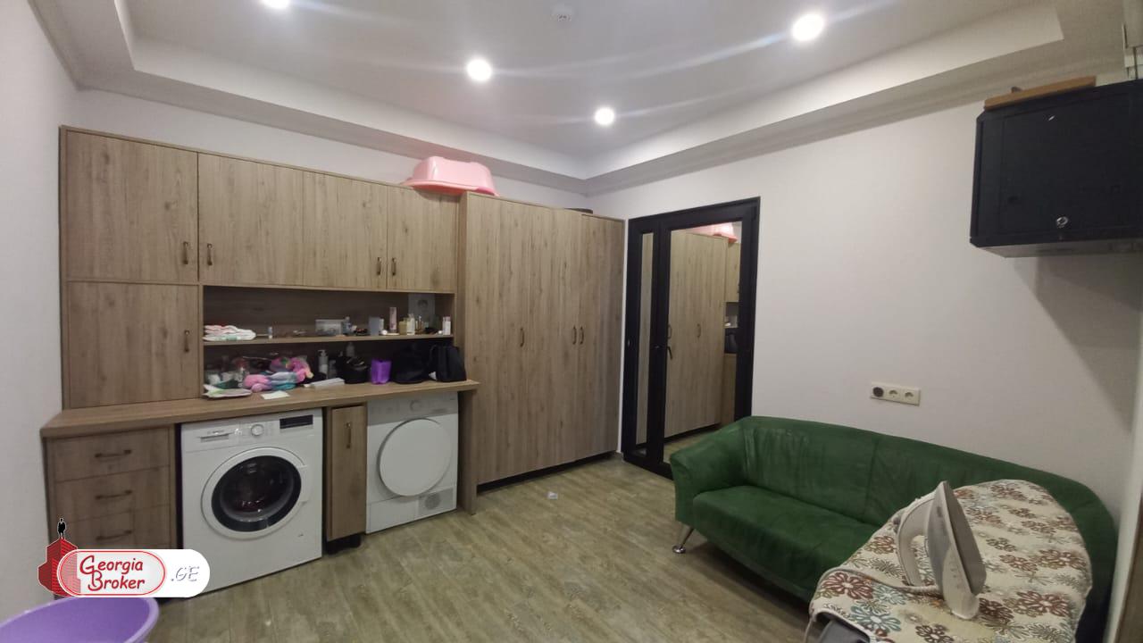 იყიდება ახალი გარემონტებული 11 ოთახიანი სახლი თბილისის შემოგარენში